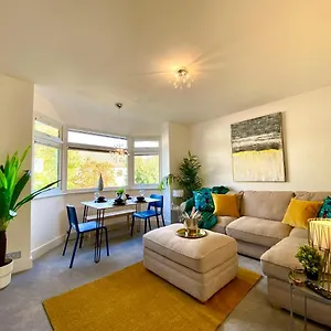 Seaside Serenity: Stylish 2-bedroom Near Bournemouth's Apartment Bournemouth